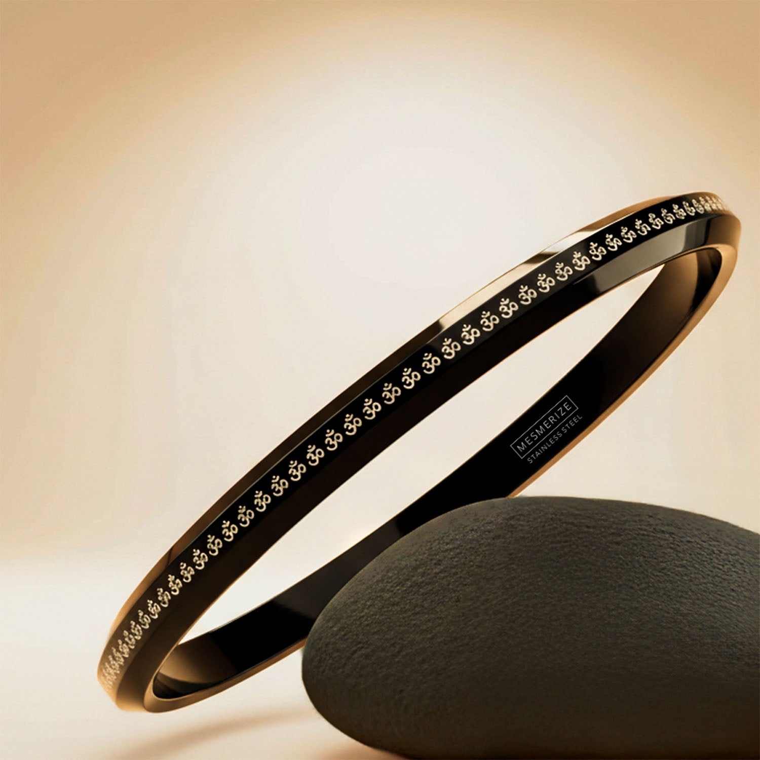 Om MicroCarved Round Kada Black