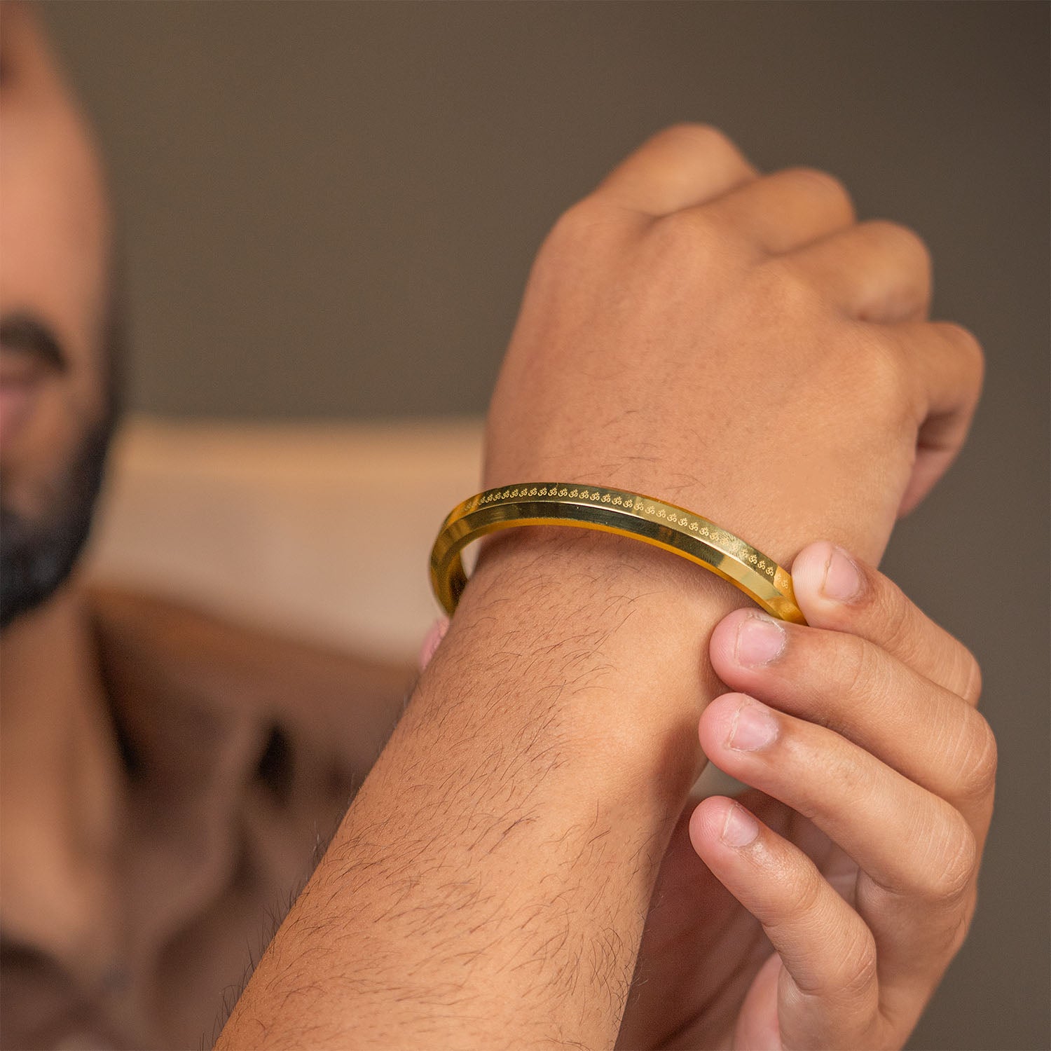 Om MicroCarved Round Kada Gold