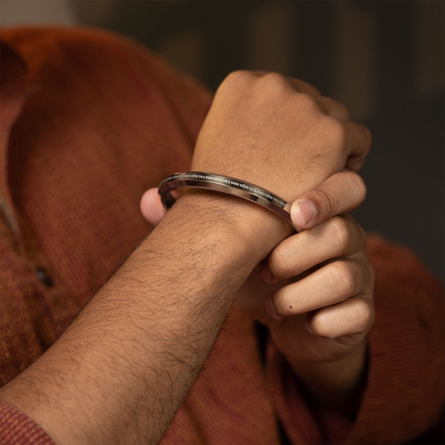 Sabka Malik Ek MicroCarved Round Flat Kada Silver